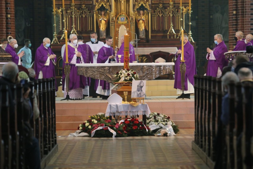 Msza pożegnalna biskupa Gerarda Kusza w gliwickiej katedrze....