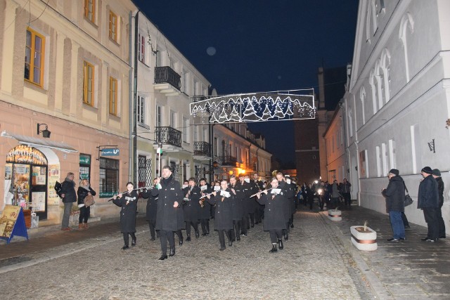 W przededniu Barbórki sandomierska starówka rozbrzmiała tradycyjnymi melodiami marszowymi w wykonaniu Orkiestry Dętej Akademii Górniczo-Hutniczej. Więcej na następnych zdjęciach.