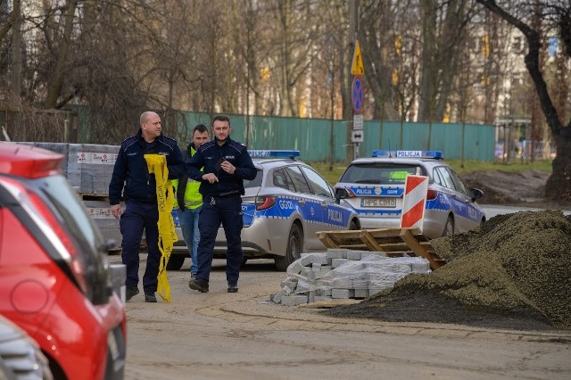 Policjanci zabezpieczyli teren gdzie znaleziono niewybuch