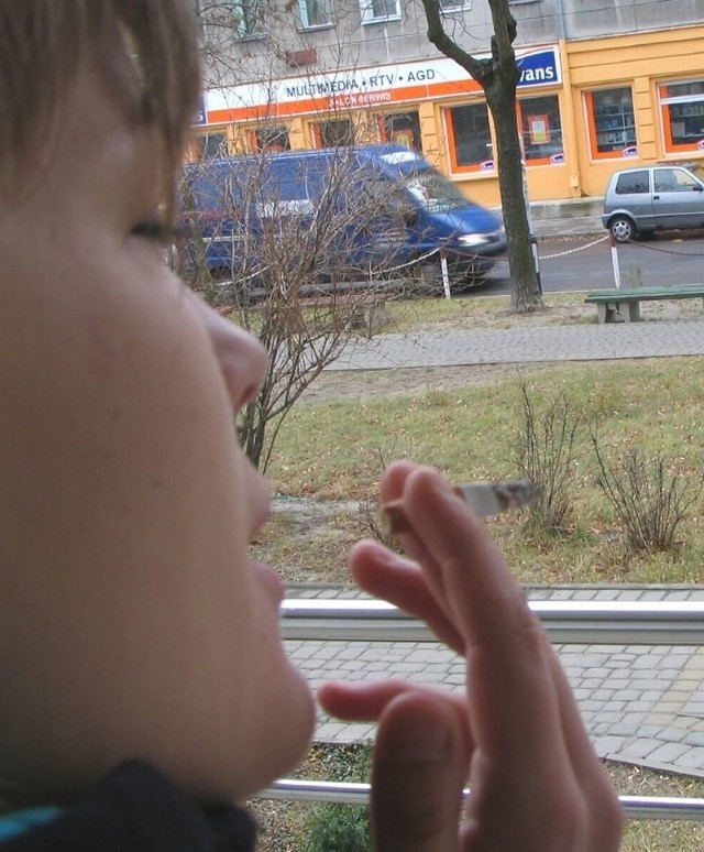 Pani Marta z Tarnobrzega pali paczkę papierosów dziennie. Zapowiada, że z powodu podwyżki cen papierosów postara się ograniczyć palenie. Jednak nie gwarantuje, że dotrzyma słowa.