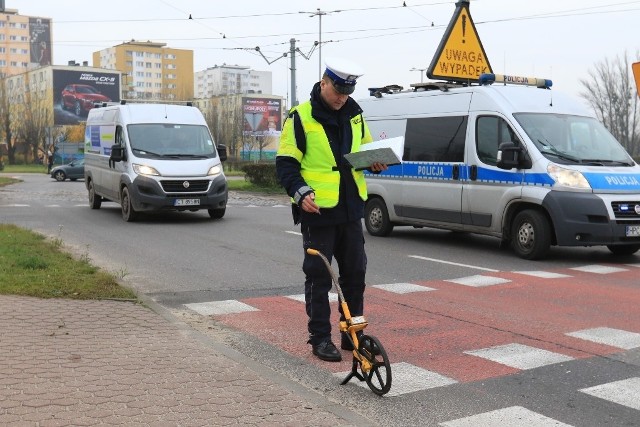 Dzisiaj rano na ulicy Przy Kaszowniku samoch&oacute;d dostawczy potrącił pieszego.- Około godziny 8.30. 81-letni kierowca samochodu dostawczego marki &bdquo;KIA&rdquo; po wykonaniu manewru wyprzedzania uderzył w mężczyznę prawidłowo idącego po oznakowanym przejściu dla pieszych - m&oacute;wi podinsp. Wioletta Dąbrowska z zespołu komunikacji społecznej Komedy Miejskiej Policji w Toruniu. Pieszy trafił do szpitala. To kolejne potrącenie na pasach w ostatnich dniach. W piątek zginął pieszy na placu Rapackiego. Na placu Chrapka potrącona została także rowerzystka, kt&oacute;ra trafiła do szpitala.Zobacz także:Śmiertelne potrącenie na placu Rapackiego [ZDJĘCIA]