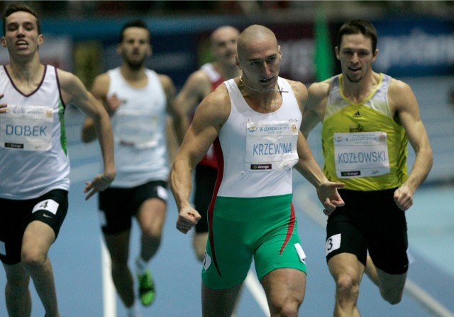 Jakub Krzewina (w środku) biegł na ostatniej zmianie w naszej zwycięskiej sztafecie 4x400 metrów
