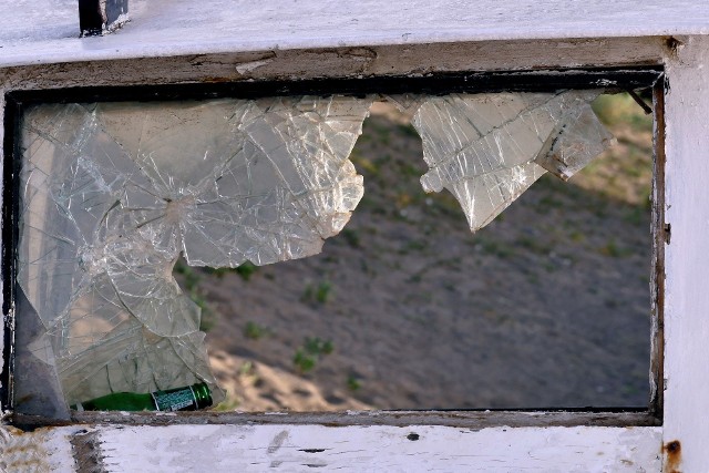 35-latek wyjaśnił policjantom, że kamieniem, koszem na śmieci oraz metalowym słupem wybił szybę w jednym ze skrzydeł drzwi przesuwnych, po czym wszedł do wnętrza sklepu, gdzie zjadł kiełbasę oraz kilka cukierków