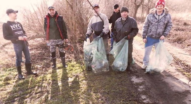 Członkowie Koła PZW Krapkowice Miasto sprzątali łowisko Odra Rogów Opolski na odcinku powyżej śluzy.