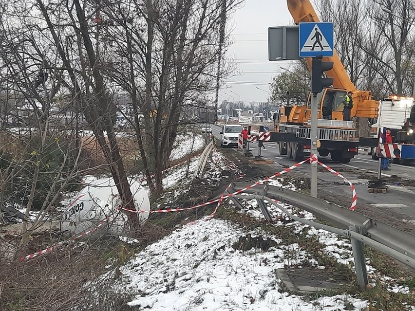 Dwa dźwigi wyciągały z rowu betoniarkę. Droga w Siechnicach pod Wrocławiem zamknięta, ogromne korki na Opolskiej [ZDJĘCIA]