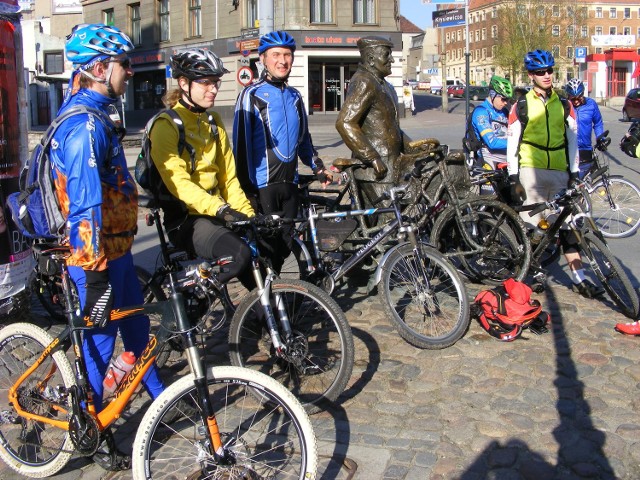 "Jeżdżę bezpiecznie rowerem"  to akcja jaką policjanci organizują dla rowerzystów