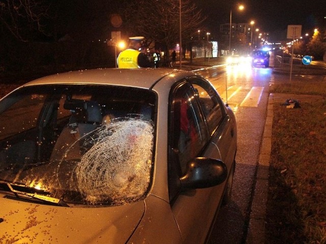 Daewoo lanos po potrąceniu pieszego na ulicy Bohaterów Warszawy w Kielcach.