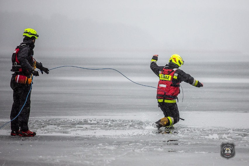Załamał się lód. Człowiek wpadł do wody. Ćwiczenia strażaków ochotników (ZDJĘCIA)