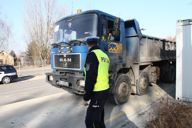 Policjanci i inspektorzy skontrolowali 46 pojazdów. Wśród nich, aż 41 było przeciążonych