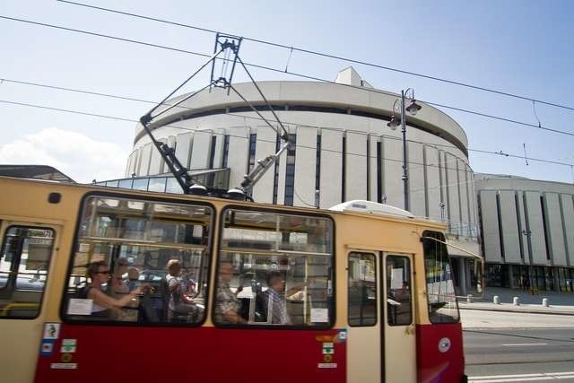 Przystanek tramwajowy Focha - Opera sygnalizuje muzyką, że za oknem stoi piękny budynek