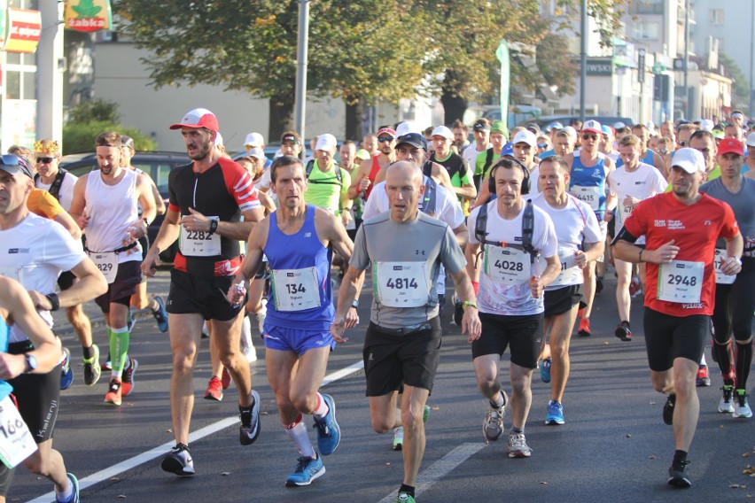 Zdjęcia z maratonu w Poznaniu 2018 - biegacze na pierwszym...