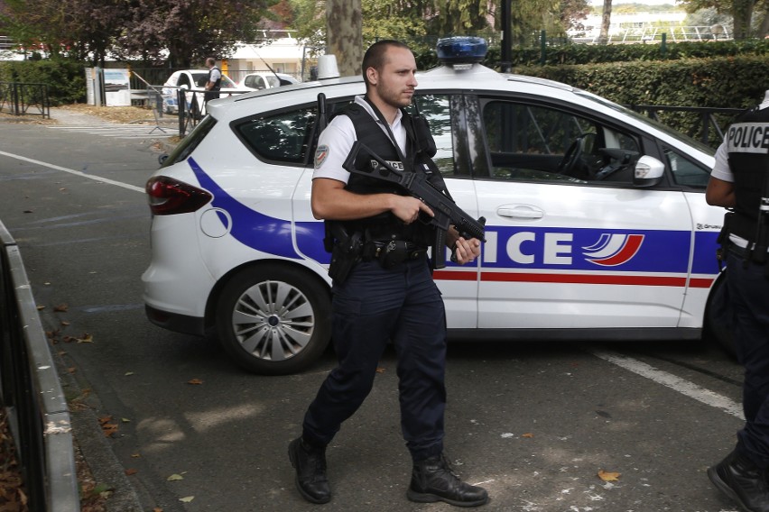 Policjanci na miejscu ataku w Trappes pod Paryżem
