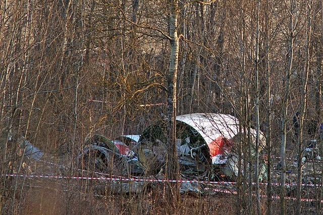 Podkomisja badająca katastrofę smoleńską opublikuje w poniedziałek nowy raport. Na zdjęciu fragmenty rozbitego Tu-154M.