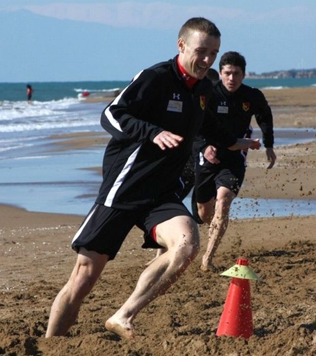 Rafał Grzyb (na pierwszym planie) i Alexis Norambuena biegali w czwartek na plaży nad Morzem Śródziemnym.