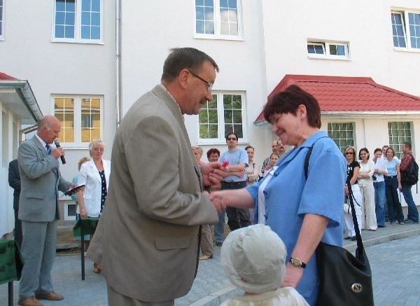 Jako pierwsza klucze do nowego "m" odebrała p.  Danuta Schiersch.