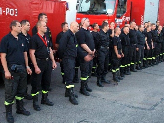 Po odprawie w Krośnie grupa ratowników wyruszyła w podróż na Bałkany. W pierwszym rzędzie siódmy od lewej aspirant Leszek Siwecki, za nim niewidoczny na zdjęciu młodszy aspirant Sławomir Bałata &#8211; obaj z Komendy Miejskiej Państwowej Straży Pożarnej w Tarnobrzegu.