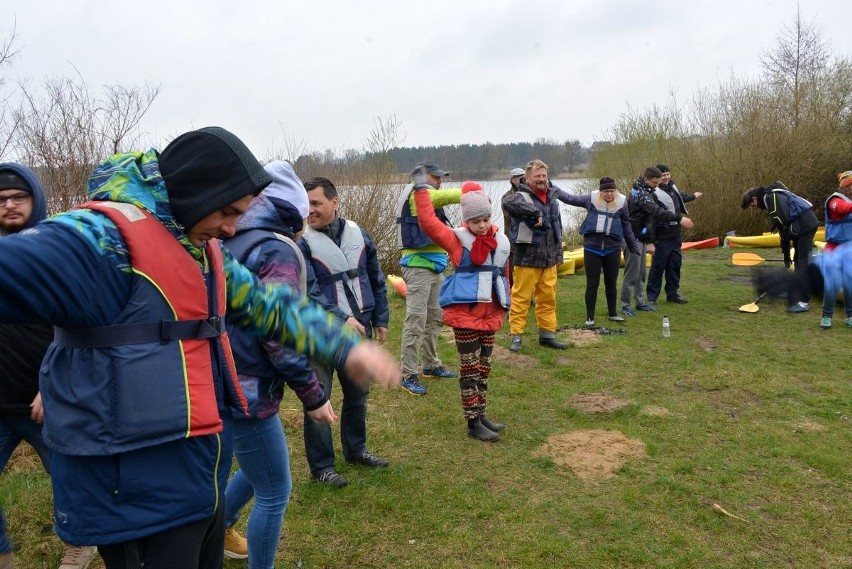 Nie straszny im śnieg i niska temperatura. Kajakarze spłynęli Lubrzanką