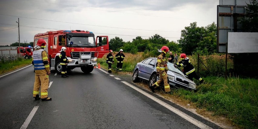 Kierowca skody w Stalach stracił kontrolę nad autem, wjechał do rowu (ZDJĘCIA)