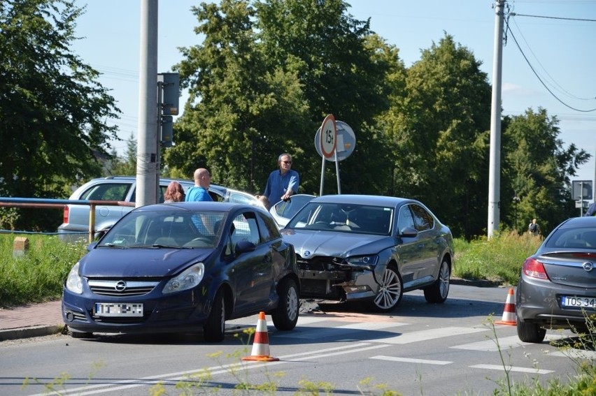 Wypadek w Ostrowcu. Trzy samochody zderzyły się na skrzyżowaniu 