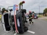 Wypadek na rondzie Solidarności w Nowym Sączu. Karetka zderzyła się z osobówką, są  ranni  [ZDJĘCIA]