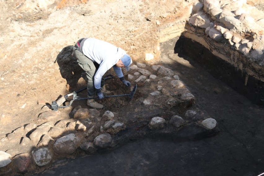 Prace archeologiczne w Tykocinie. Odkryto fundamenty XVIII wiecznego budynku (zdjęcia)