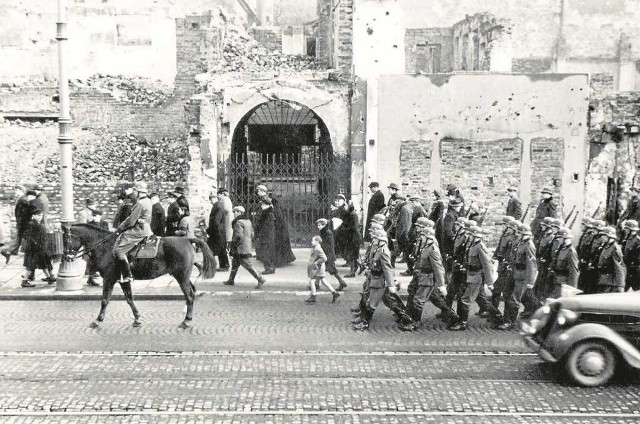 Niemiecki oddział na ul. Marszałkowskiej w Warszawie, 1940 r.