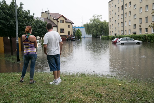 Osiedle Kabel po ulewie. Zdjęcia z sierpnia 2015 roku. Do dziś nie powstał zbiornik retencyjny dla tego osiedla