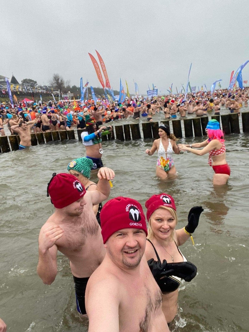 Kilkuosobowa grupa amatorów kąpieli w zimnej wodzie...