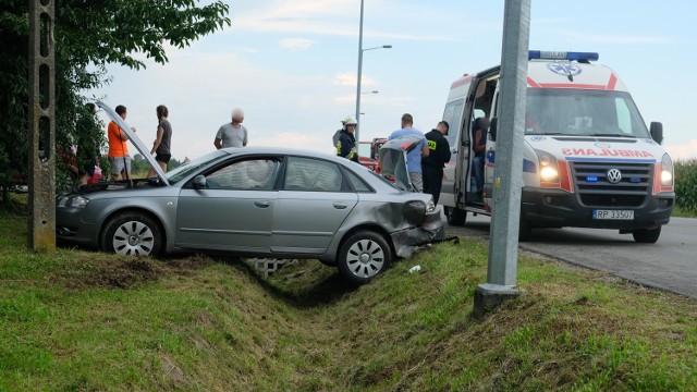 Do wypadku doszło w czwartek około godz. 15, w Zadąbrowiu w powiecie przemyskim.- Kierujący audi, 28-letni mieszkaniec pow. przemyskiego nie zastosował się do znaku "STOP", wjechał na skrzyżowanie nie ustępując pierwszeństwa prawidłowo jadącemu kierującemu oplem - powiedziała mł. asp. Marta Fac z KMP w Przemyślu.Do szpitala na badania przetransportowano kierowcę opla, 56-latka z pow. jarosławskiego i jego żonę.Uczestnicy zdarzenia byli trzeźwi. Na miejscu pracowała grupa dochodzeniowo-śledcza. Trwa ustalanie dokładnych okoliczności wypadku.Zobacz także: Śmiertelne zderzenie ciężarówki ze znakiem miejskim. Kierowca stracił kontrolę nad pojazdem