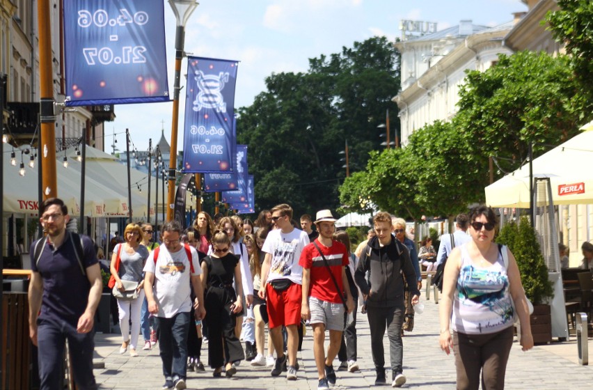 Spacer po centrum Lublina. Mieszkańcy korzystają z uroków deptaka i placu Litewskiego