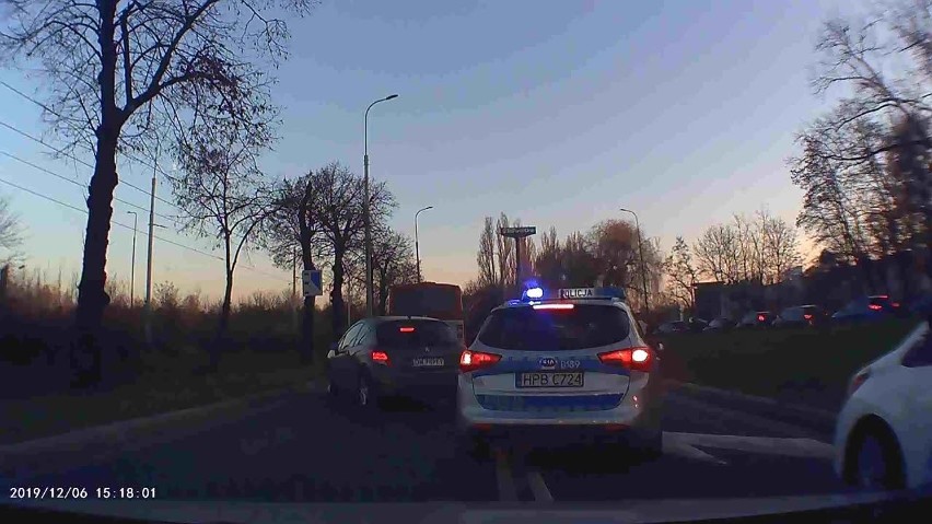 Jechał z rodzącą do szpitala i utknął na Krakowskiej. Pomógł patrol policji, który... też stał w korku [FILM]