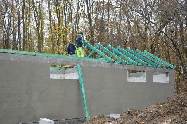 Na gdowskim Zarabiu powstają m.in. nowe obiekty socjalne i sanitarne