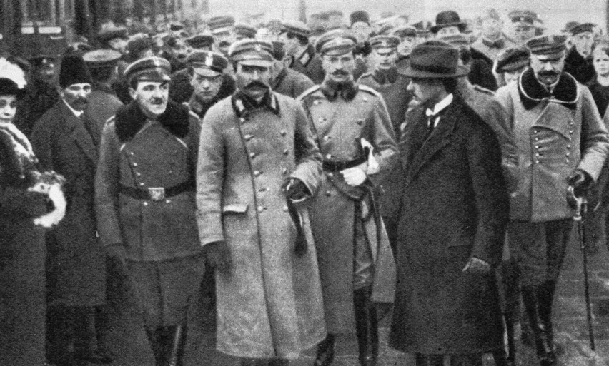 To klasyczne zdjęcie Piłsudskiego na dworcu w Warszawie nie...