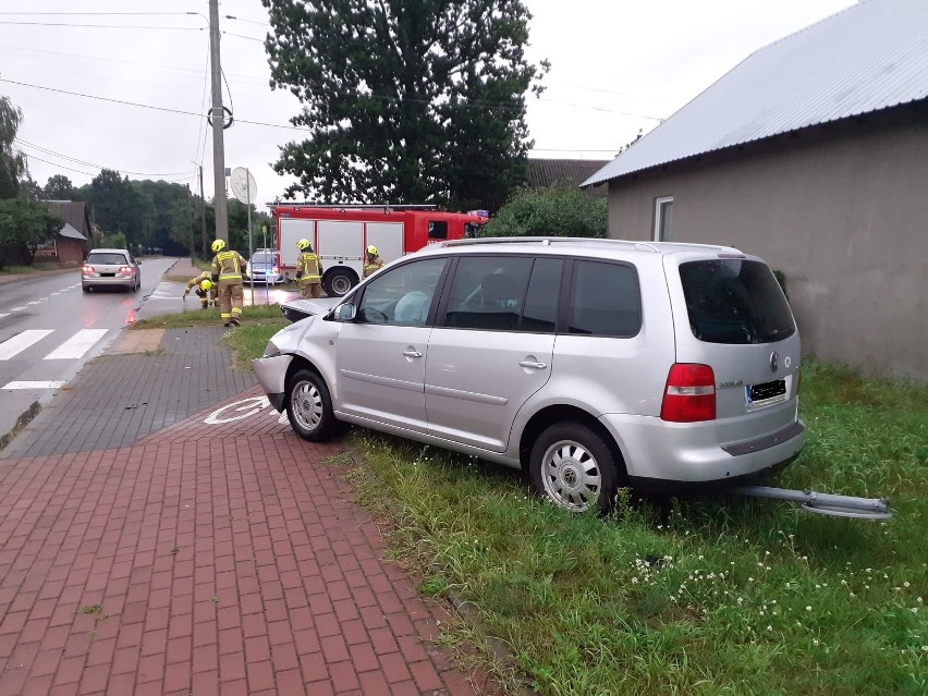 Wypadek w Blochach. Do groźnie wyglądającego zdarzenia doszło na skrzyżowaniu w Blochach. 7.08.2021