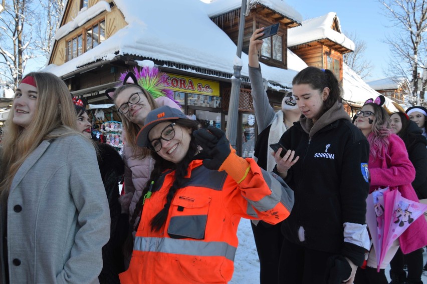 Zakopane. Kilkuset maturzystów zatańczyło poloneza na Krupówkach [ZDJĘCIA]