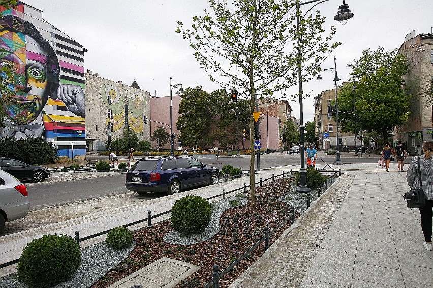 Kończy się remont Traugutta w Łodzi: ulica wygląda pięknie, jest pełna zieleni prawie jak park