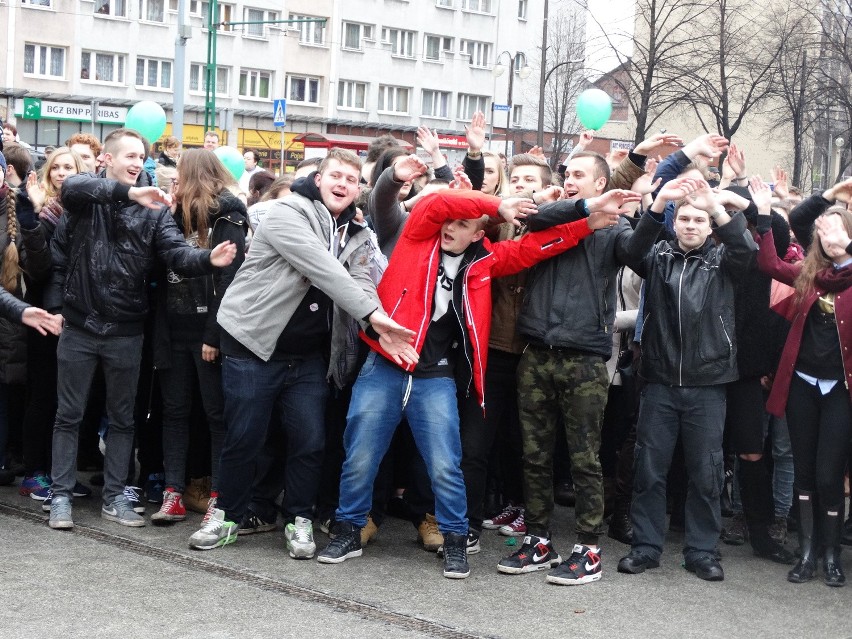 Polonez na rynku w Rudzie Śląskiej [ZDJĘCIA + WIDEO] Maturzyści zatańczyli przed studniówką