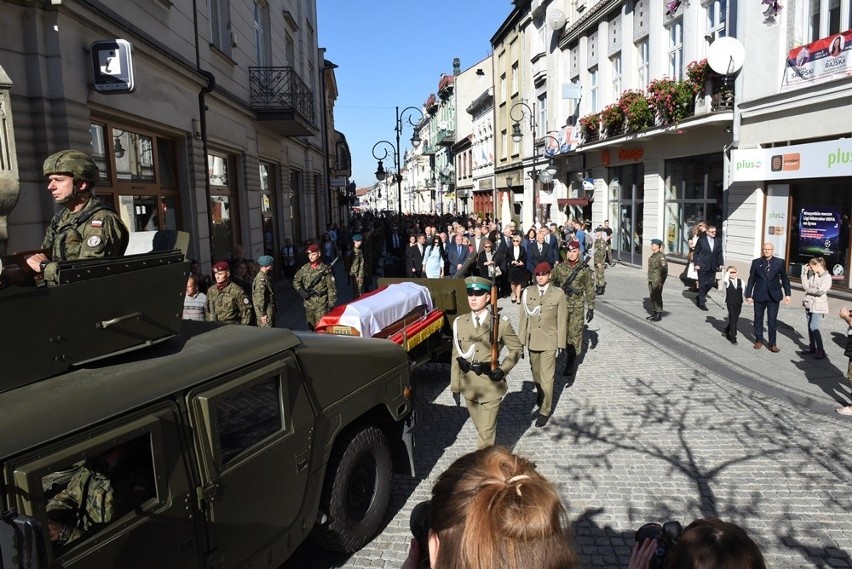 Nowy Sącz. Tłumy sądeczan na powtórnym pochówku gen. Bronisława Pierackiego