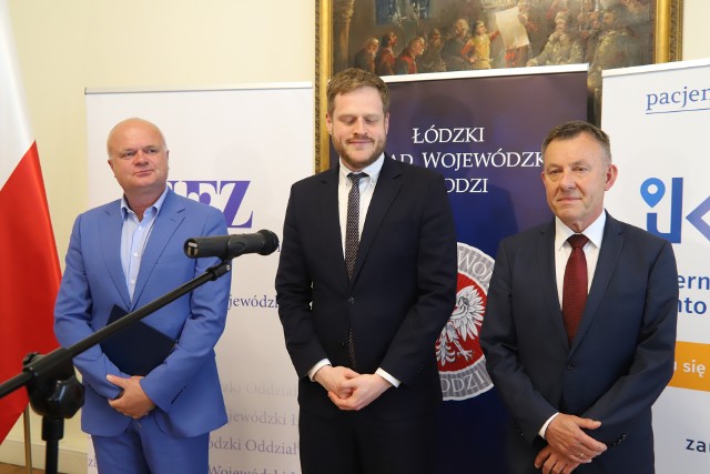 Dyrektor Łódzkiego Oddziału Wojewódzkiego NFZ Artur Olsiński, wiceminister zdrowia Janusz Cieszyński i wicewojewoda łódzki Karol Młynarczyk zachęcają lekarzy i pacjentów do nowych rozwiązań w służbie zdrowia.