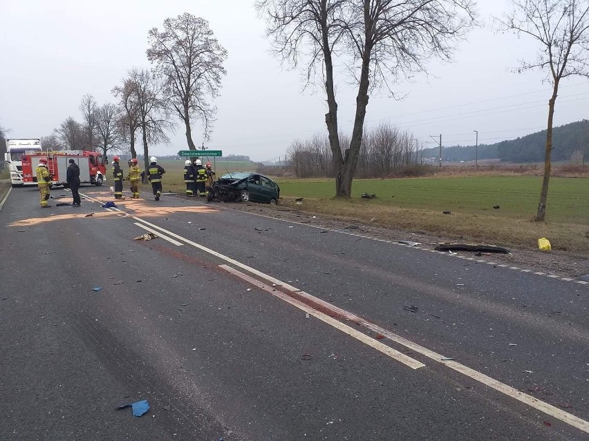 Zawistowszczyzna. Wypadek na DK 19 między Czarną Białostocką a Sokółką. Renault scenic zderzyło się z ciężarówką. Kierowca w szpitalu