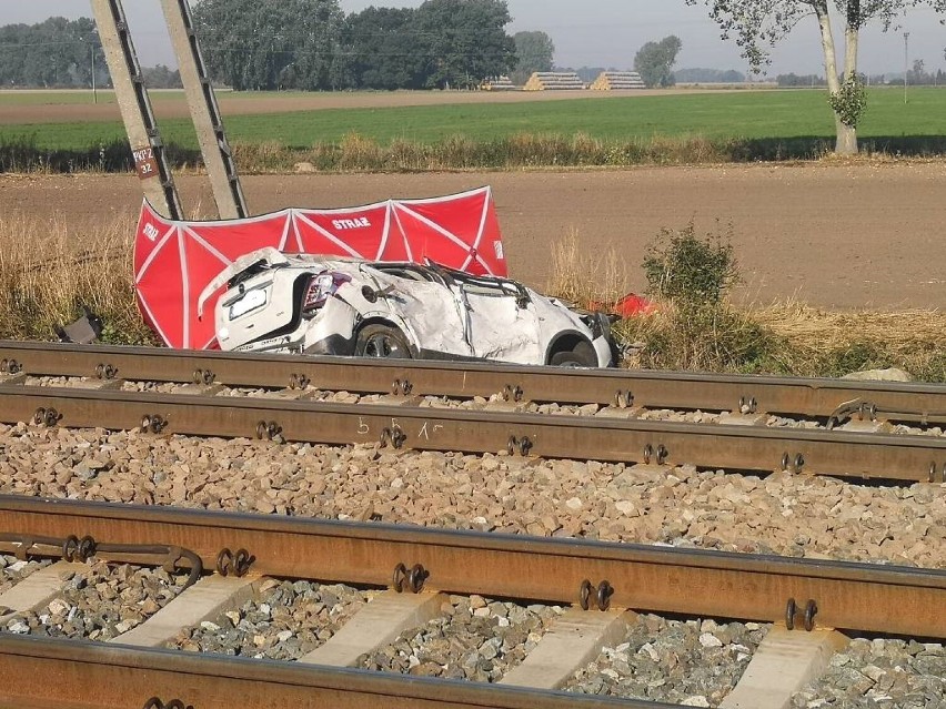 Okazało się, że samochód osobowy uderzył w bok pociągu...