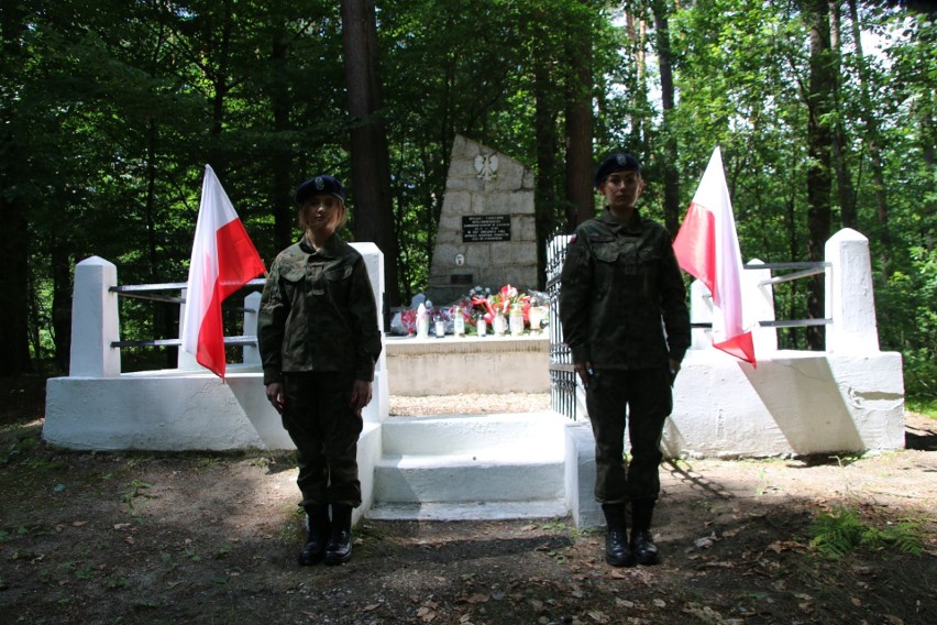 Uroczystości upamiętniające pomordowanych mieszkańców wsi polskiej w lesie w Kazinach, w gminie Wodzisław. Zobacz zdjęcia