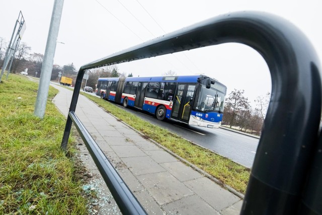 Na wysokości ulicy Waleniowej o godz. 21.30 w poniedziałek (16.01) ważący niemało ton przegubowy autobus nagle zaczął się staczać bez kontroli.