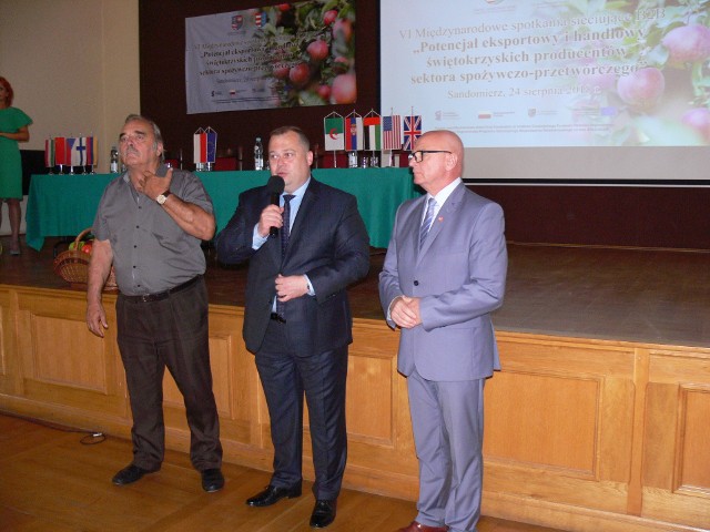 Konferencje otworzył Marek Szczepanik  - członek zarządu województwa świętokrzyskiego, w środku, 	Marek Bronkowski, burmistrz Sandomierza  z prawej i Stanisław Masternak, starosta sandomierski z lewej