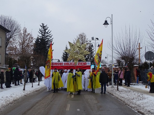 W niedzielę, 6 stycznia Zwoleń znalazł się w gronie ponad 750 miejscowości w całej Polsce, w których zorganizowano Orszak Trzech Króli. Korowód jasełkowy przeszedł ulicami Zwolenia już po raz drugi, a wzięło w nim udział około 1,3 tysiąca osób. Wyruszył spod kościoła Podwyższenia Krzyża Świętego po mszy świętej o godzinie 12.45, a trasa prowadziła ulicami: Stefana Kardynała Wyszyńskiego, Lubelską, 3-go Maja, Aleją Pokoju i ulicą Krakowską. Po drodze młodzież i dorośli prezentowali scenki jasełkowe.