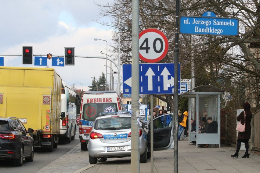 Wypadek na Kochanowskiego. Auto wpadło na ogrodzenie (ZDJĘCIA)