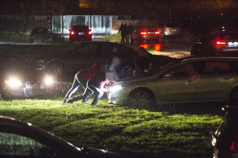 Hala Gryfia z parkingiem, na którym zakopują się przyjezdni