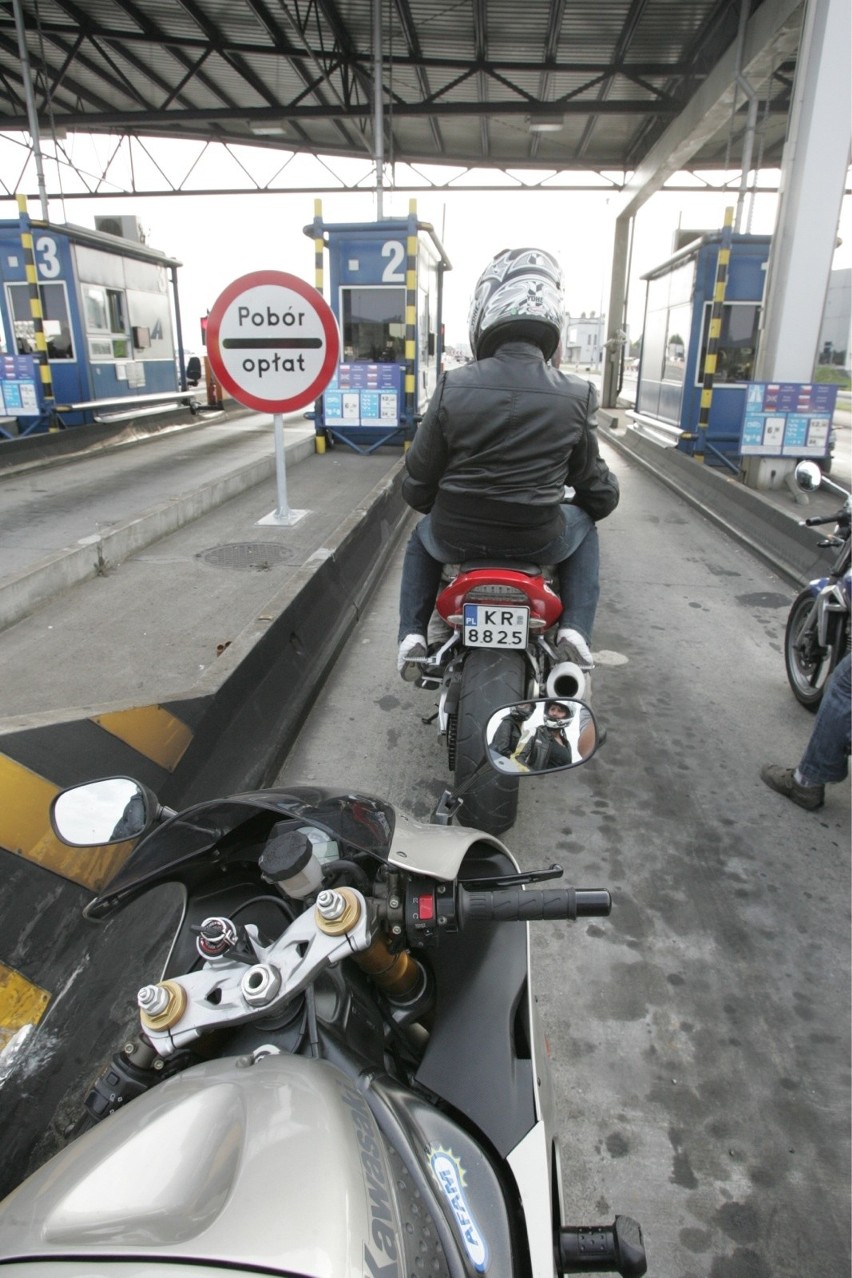 Kiedyś zgłosił się do służb autostradowych motocyklista,...