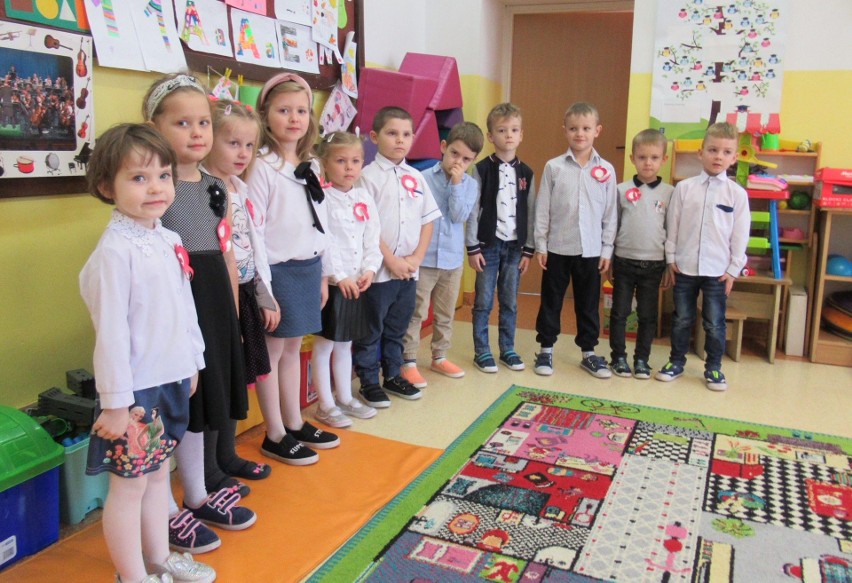 Zawady. Wielkie święto w małej szkole. Obchody Święta Niepodległości w szkole w Zawadach (gmina Baranowo). 10.11.2021. Zdjęcia