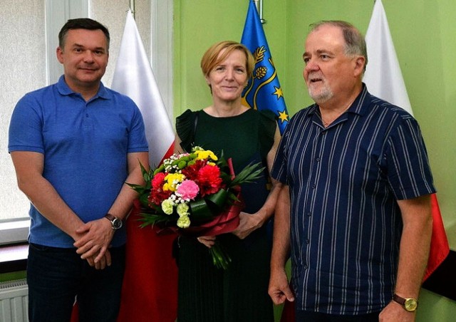 Od prawej starosta Janusz Zarzeczny, Maria Kasprowicz i wicestarosta Mariusz Sołtys